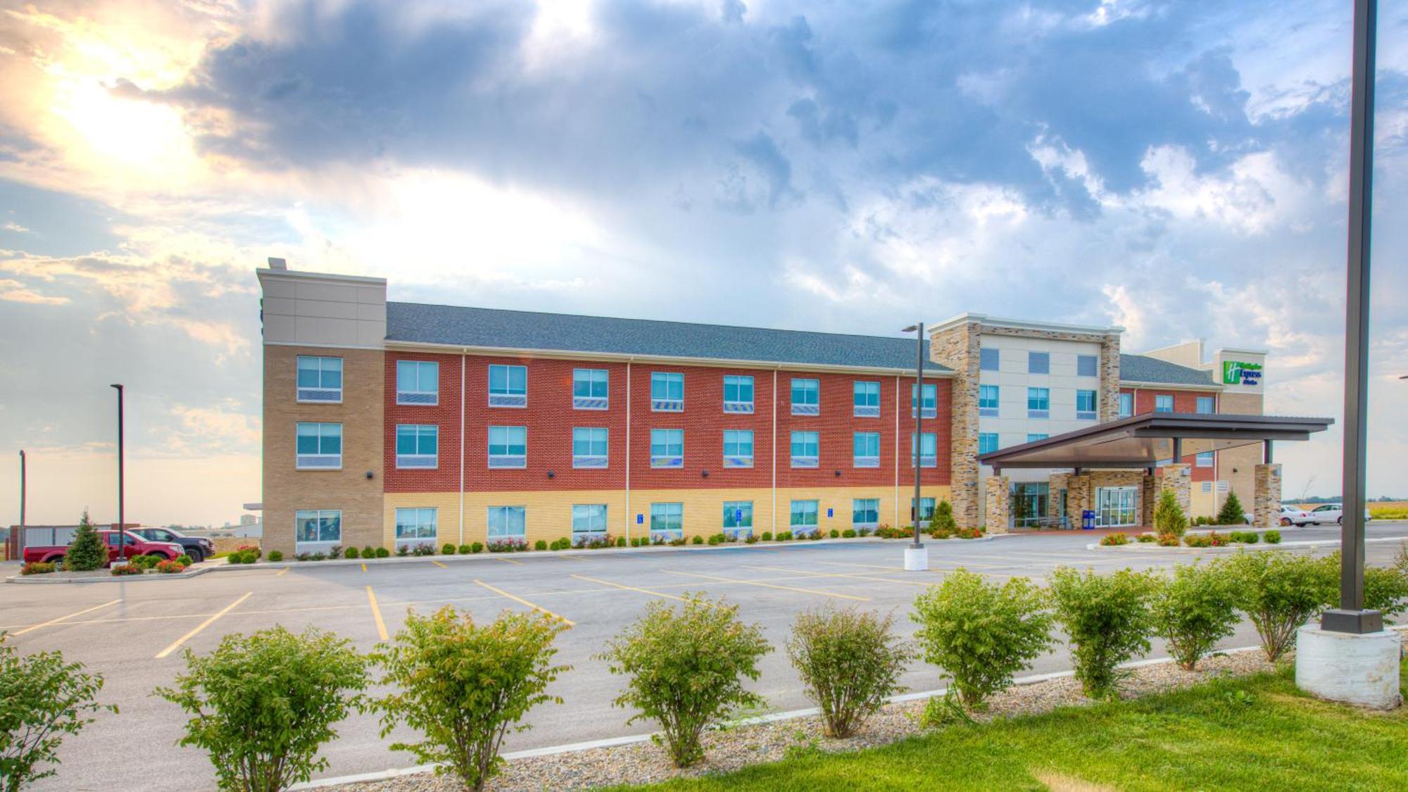 Holiday Inn Express & Suites - Remington By Ihg Exterior photo